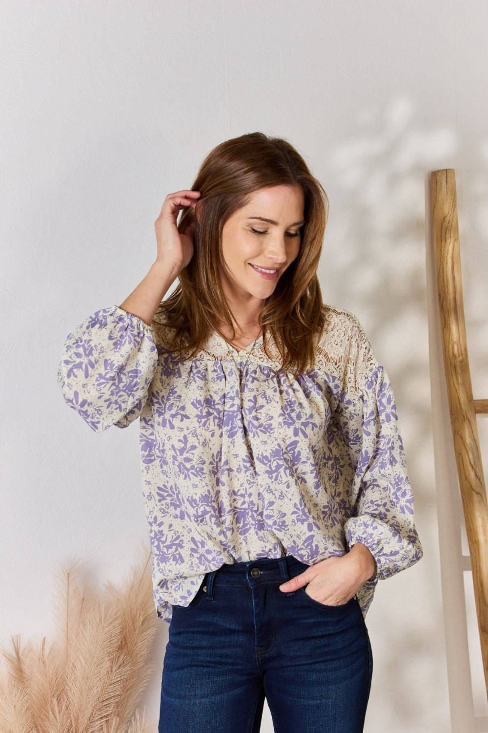 Hailey &amp; Co Blusa estampada con detalle de encaje de tamaño completo