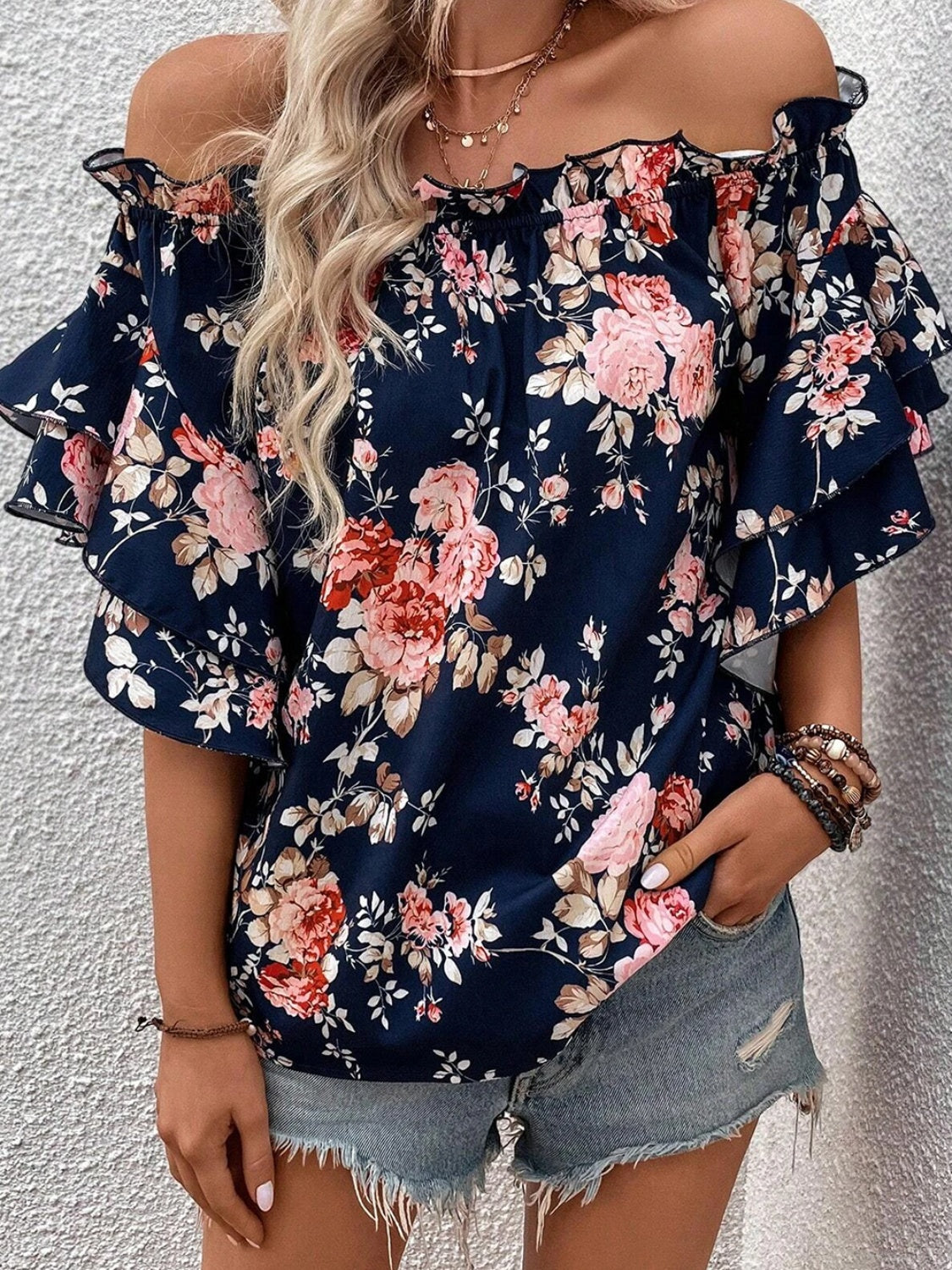 Blusa estampada con hombros descubiertos y mangas con volantes