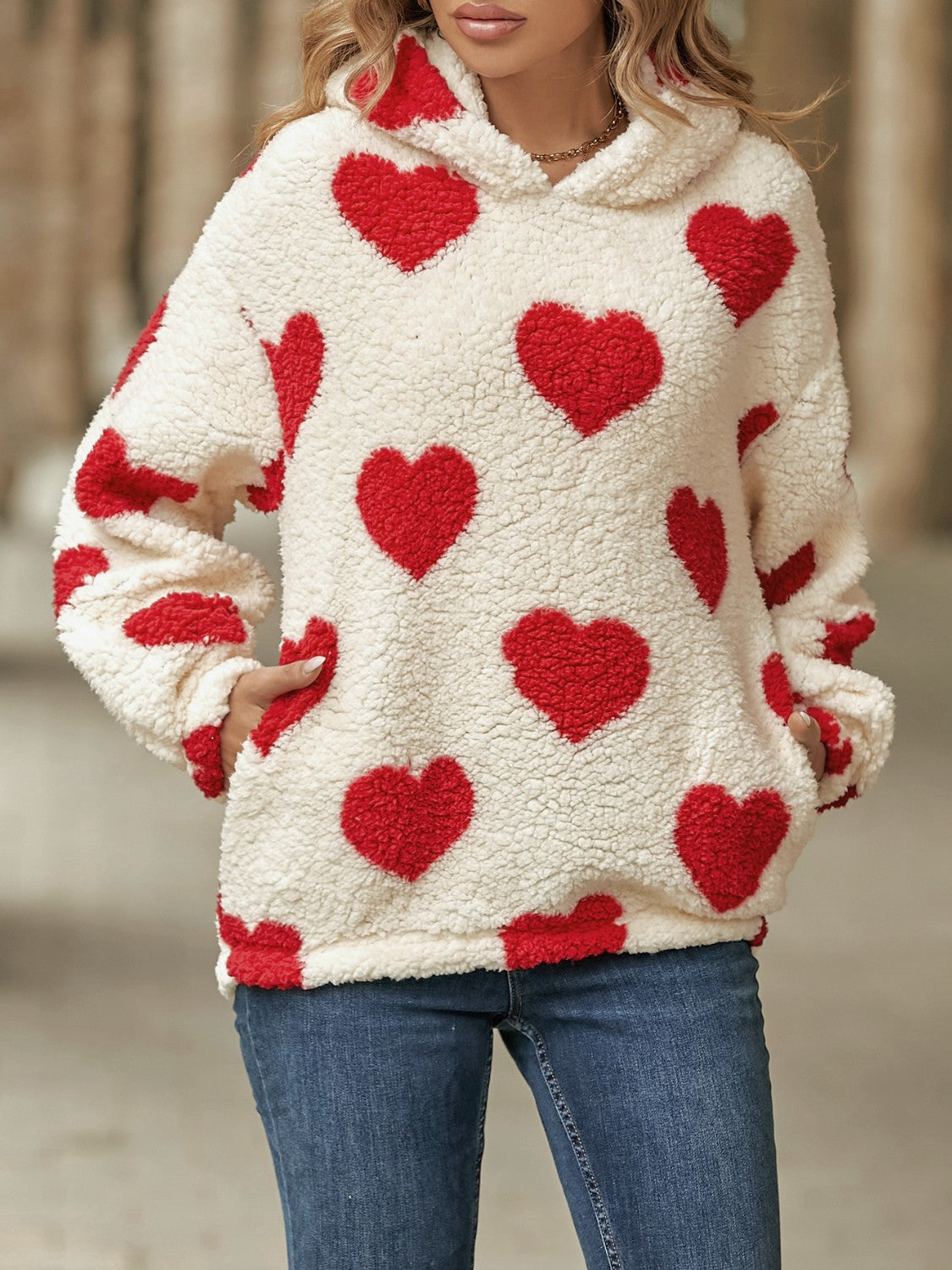 Sudadera con capucha y hombros caídos con bolsillo y corazón difuso