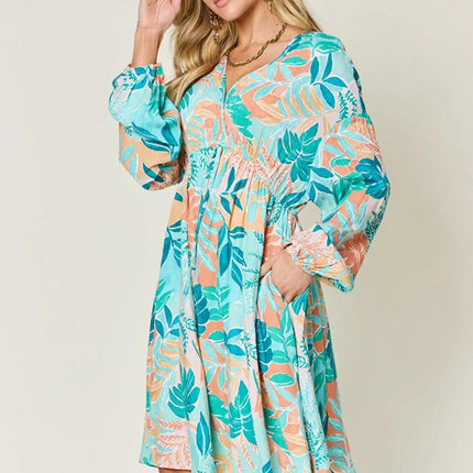 Vestido con cordón y cuello en V estampado de tamaño completo de Double Take