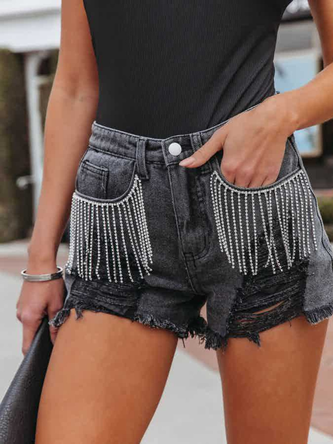 Shorts vaqueros con flecos desgastados y bolsillos