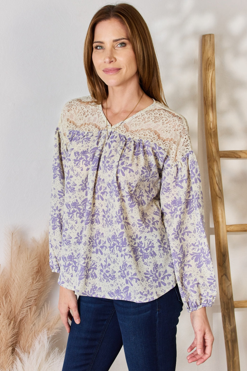 Hailey &amp; Co Blusa estampada con detalle de encaje de tamaño completo