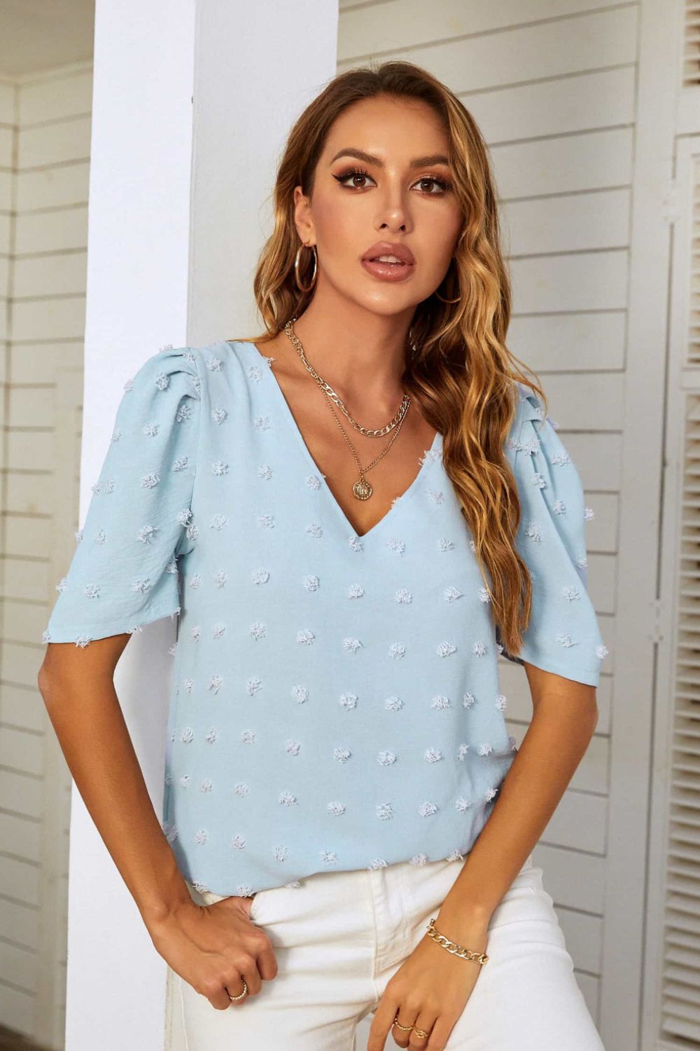 Blusa con mangas abullonadas y cuello en V con lunares suizos