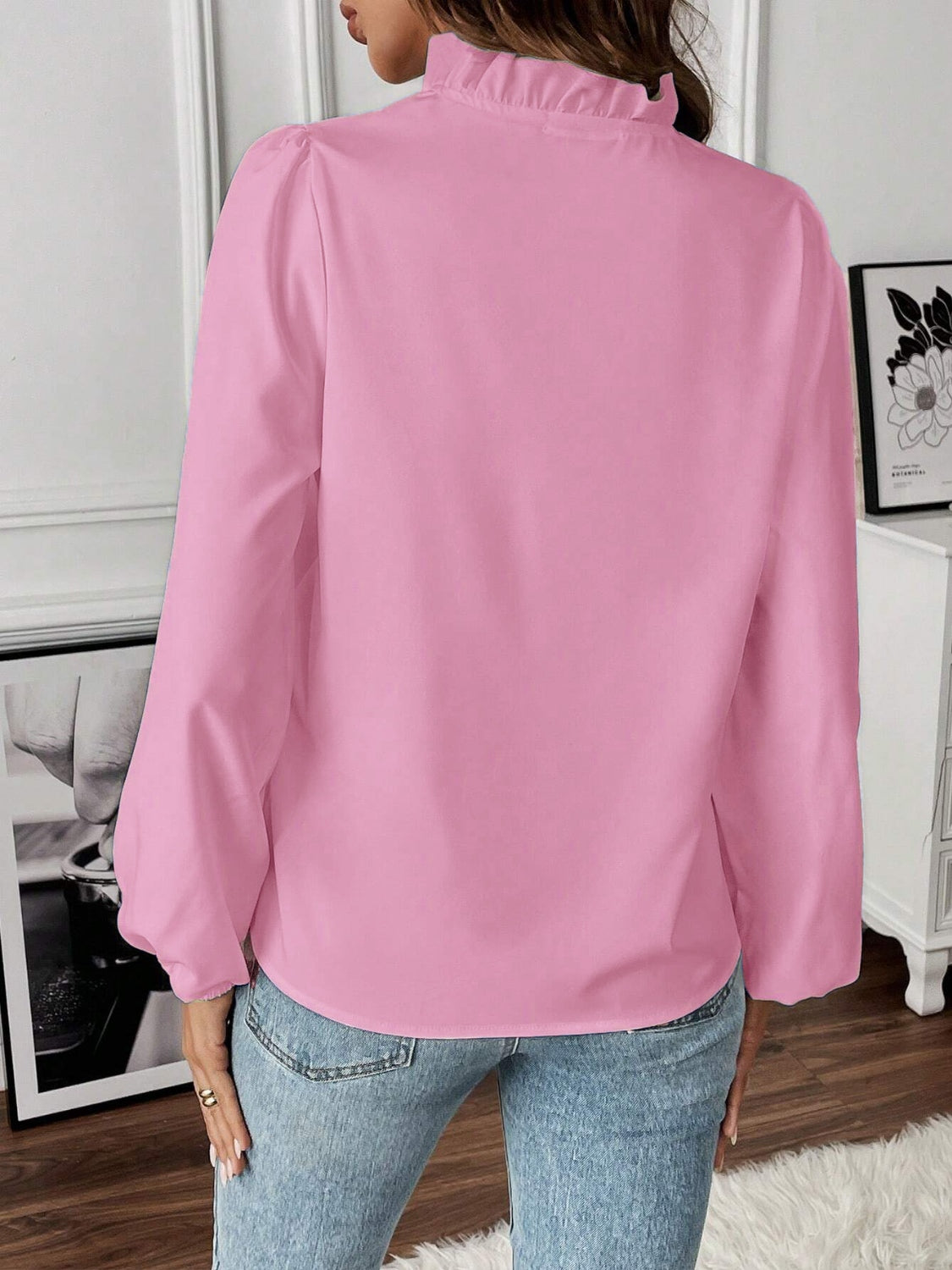 Blusa de manga larga con cuello en V y volantes