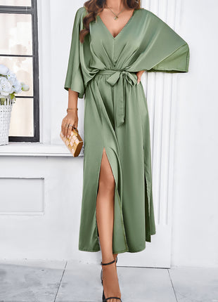 Vestido de manga tres cuartos con cuello en V y abertura anudada